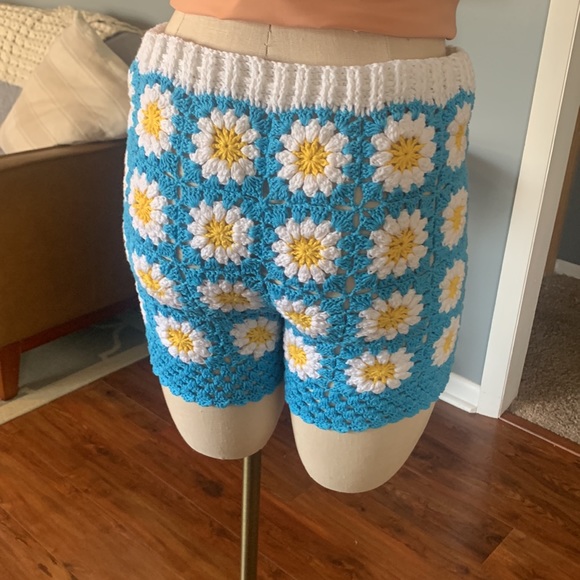 Handmade afghan Daisy shorts - Picture 3 of 6